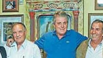 <b>CUMBRE EN 'CASA JUAN'. </b>Amancio, Zoco, Collar, Antonio Ruiz, Navarro, Bermejo, Gárate y Pachín nos deleitaron con sus recuerdos de aquellos castizos derbys...
