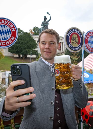  Manuel Neuer se hace un selfie durante la fiesta del Oktoberfest celebrada en Múnich.