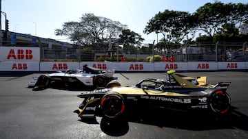 Evans y Vergne, en el comienzo del ePrix de India de FE 2023.