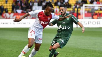 Gelson conduce el bal&oacute;n durante un partido de la liga francesa.