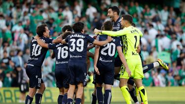 SEVILLA, 19/05/2024.- Los jugadores de la Real Sociedad celebran el triunfo ante el Real Betis, al término del encuentro correspondiente a la 37 de Primera División que Betis y Real Sociedad han disputado hoy domingo en el estadio Benito Villamarín de Sevilla. EFE/Julio Muñoz