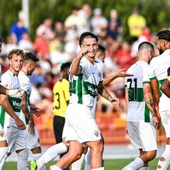 El Elche ata a un central de futuro