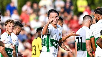 Mati Barzic celebra un gol con el Elche.