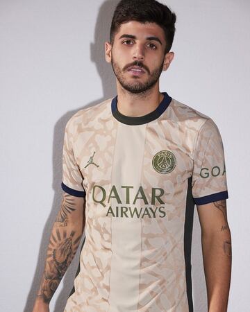 El conjunto dirigido por Luis Enrique ha lanzado en mitad de temporada la que ser¨¢ la cuarta equipaci¨®n del equipo parisino. La camiseta tambi¨¦n lleva un estampado gr¨¢fico inspirado en la piel de elefante. El equipo galo no ha duda en utilizar a su m¨¢xima figura para presentarla por todo lo alto.