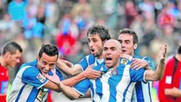 <b>EL GOL DE LA ESPERANZA. </b>Iván ha marcado el 2-3 y sus ciompañeros le abrazan. Uno de ellos, Nené, que acabaría empatando el partido.