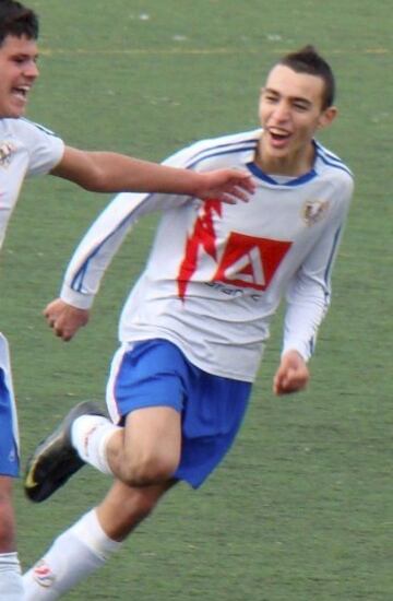 Comenzó jugando en las calles de El Escorial. De ahí pasó al Galapagar, le fichó el Atlético y le cedió al Rayo Majadahonda. En 2011 se incorporó al Juvenil B del Barcelona. El 24 de agosto de 2014 se produjo su debut en Primera División, en el Camp Nou ante el Elche C. F.