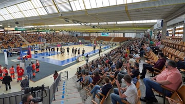GRAF7305. VITORIA, 30/08/2020.- Vista del pabellón Mendizorrotza momentos antes del partido entre el TD Syistem Baskonia y el Retabet Bilbao Basket de la Euskal Kopa de baloncesto que se disputa este domingo en Vitoria. Este es el primer partido con público que se celebra tras la pandemia del coronavirus. EFE/ Adrián Ruiz Hierro