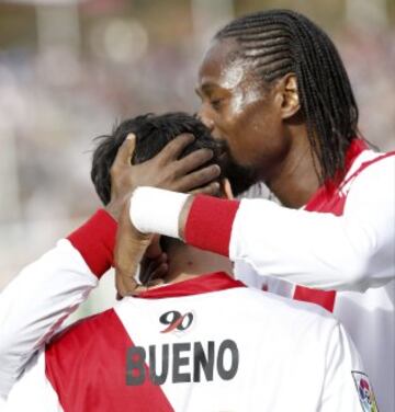 El jugador del Rayo Vallecano Alberto Bueno es felicitado popr el jugador senegalés de Rayo, Abdoulaye Ba, tras el gol que marcó durante el partido de Liga de la duodécima jornada en Primera División que el Rayo Vallecano y el Celta de Vigo disputan hoy en el estadio de Vallecas.
