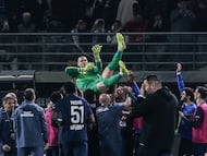 Paris Saint-Germain's French goalkeeper #30 Lucas Chevalier (C) is lifted by teammates after PSG won following a penalty shoot-out in the French Champions' Trophy (Trophee des Champions) football match between Paris Saint-Germain (PSG) and Olympique de Marseille (OM) at the Jaber Al-Ahmad International Stadium in Kuwait City on January 8, 2026. (Photo by YASSER AL-ZAYYAT / AFP)