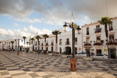 Olivenza, una villa fronteriza en la provincia de Badajoz, destaca por su fascinante historia y su singular patrimonio arquitectónico, resultado de su pasado portugués hasta principios del siglo XIX. La localidad conserva un notable conjunto monumental amurallado que le confiere un aire de fortaleza inexpugnable, con un imponente castillo medieval que alberga el Museo Etnográfico Extremeño. Sus calles y plazas reflejan una mezcla única de culturas, donde la arquitectura manuelina y el azulejo portugués conviven con el estilo castellano. Destacan edificaciones como la iglesia de la Magdalena, con su impresionante interior de estilo manuelino, o la Puerta del Alconchel. Olivenza es un claro ejemplo de la identidad compartida y las vicisitudes históricas de la región, que le valieron la declaración de Conjunto Histórico-Artístico.