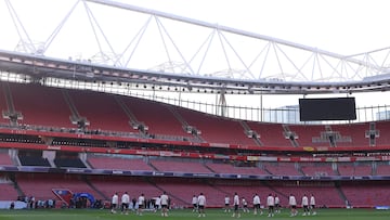 Paris Saint-Germain's players take part in a training session at the Emirates Stadium in London, on April 28, 2025, on the eve of their UEFA Champions League semi-final first leg football match against Arsenal. (Photo by FRANCK FIFE / AFP)