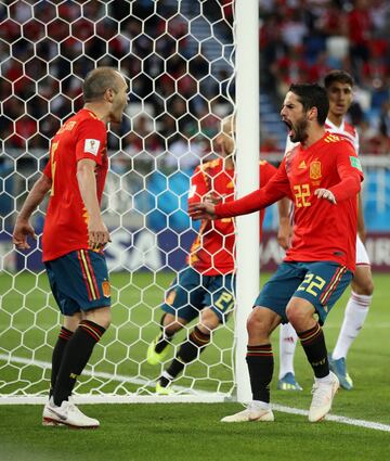 0-1. Isco celebró el gol del empate con Iniesta.