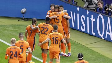 Berlin (Germany), 06/07/2024.- Cody Gakpo of the Netherlands (C-R) celebrates with his teammates after scoring the 2-1 goal during the UEFA EURO 2024 quarter-finals soccer match between Netherlands and Turkey, in Berlin, Germany, 06 July 2024. (Alemania, Países Bajos; Holanda, Turquía) EFE/EPA/ROBERT GHEMENT
