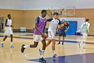 15/09/23
Ismaila Diagne y Hugo González en un entrenamiento del Real Madrid en Valdebebas con Eli Ndiaye justo detrás.