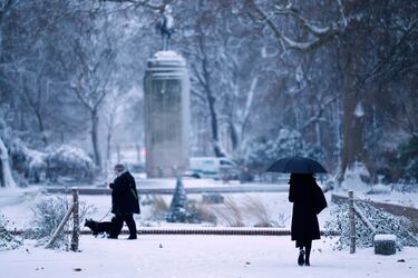 Personas pasean por un parque después de una nevada el miércoles 7 de enero de 2026 en Lille, norte de Francia.