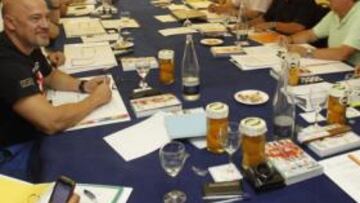 <b>MARCHA ATRÁS. </b>Miembros de la Junta de Gobierno (en la foto) y de las territoriales anunciaron que pedirían a Odriozola que se retirara, pero finalmente no se atrevieron.