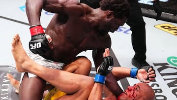 Jared Cannonier golpea en el suelo a Gregory Rodrigues en el UFC Vegas 102.