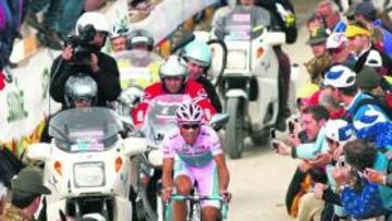 <b>DE ROSA.</b> Contador, en la cronoescalada a Plan de Corones.