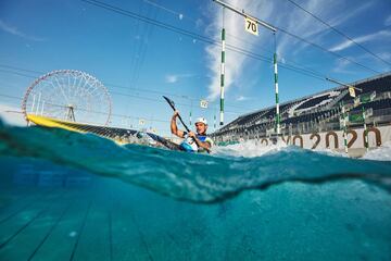 La imagen superior muestra a Peter Kauzer en acción durante un entrenamiento en el Kasai Canoe Slalom Center de Tokio. El palista esloveno, que compite en piragüismo en la modalidad de eslalom, espera mejorar su participación en los Juegos de Río 2016, donde logró una medalla de plata en la prueba de K1 individual.