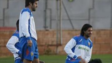 <b>DE VUELTA. </b>El Valencia se ejercitó por la tarde con sólo 18 futbolistas; entre ellos, Isco y Alcácer.