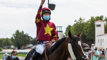 La jocketta Nieves Garc&iacute;a celebra su victoria en el Gran Premio Duque de Alburquerque.