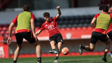 Joel Roca ejecuta un disparo a portería en un entrenamiento del Mirandés.