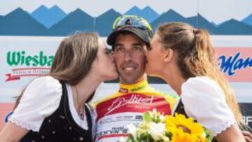 V&iacute;ctor de la Parte posa con el jersey de l&iacute;der durante el Tour de Austria 2015