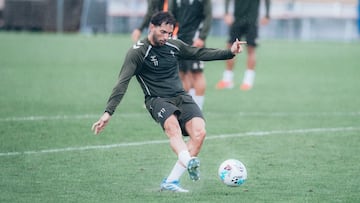 El carrilero diestro Javi Rueda dispara a portería durante un entrenamiento del Celta.
