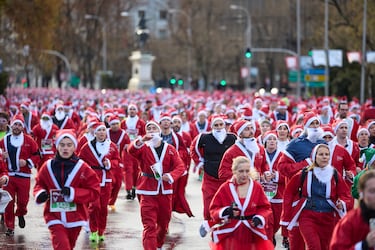 11.000 corredores disfrazados de Papá Noel han celebrado la nueva edición de la carrera más navideña, familiar y divertida de Madrid.