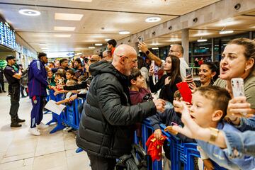 Luis de la Fuente firmando autógrafos.