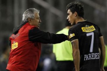 Esteban Paredes recibiendo instrucciones de Américo Gallego, técnico de Colo Colo en la Libertadores del 2011.