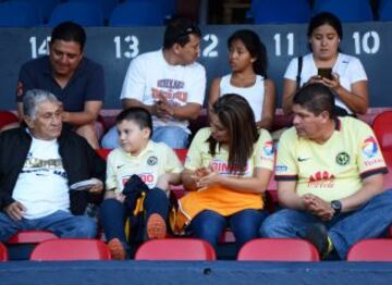 La familia en el Estadio Luis Pirata Fuente