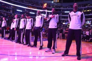 Los Brooklyn Nets, con Jason Collins (derecha), escuchando el himno antes del encuentro. 