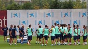 La plantilla del primer equipo del FC Barcelona durante un entrenamiento.