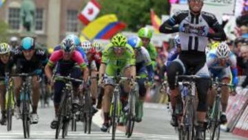 Marcel Kittel celebra su victoria en el primer sprint del Giro.