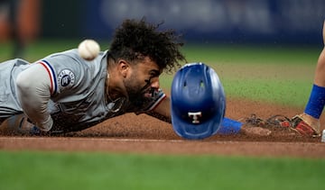 Ezequiel Duran, de los Texas Rangers, se lanza con ímpetu hacia la tercera base tratando de anticiparse a su rival, en el partido de la liga estadounidense de béisbol (MLB) que su equipo disputó contra los Mariners de Seattle. No se le puede negar al abnegado Durán que se emplea en sus funciones con absoluta determinación.