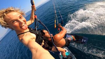 Dúo en kitesurf de los kitesurfistas Pippa Van Iersel y Jerome Cloetens en una isla de Grecia.