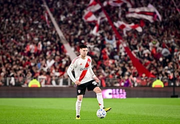 El Real Madrid, siempre atento a los j¨®venes, se adelant¨® al PSG por el fichaje de Franco Mastantuono. Los blancos cerraron al jugador de Azul tras pagar 63,2 millones de euros. Una perla cuya proyecci¨®n ha crecido a la velocidad de la luz: de debutar con River en 2024 a ser internacional un a?o m¨¢s tarde. Sin llegar a los 65 partidos con los millonarios ha marcado 10 goles y ha dado siete asistencias. Todo ello a las puertas de los 18 a?os. El argentino tiene el car¨¢cter suficiente como para echarse al equipo a la espalda, especialmente desde la banda derecha para caer al centro y jugar entre l¨ªneas. El guante que tiene en su pie izquierdo le ha llevado a dejar maravillas en los tiros de faltas.