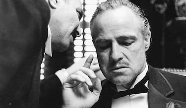 Se dice que memorizar sus diálogos no era el fuerte de Marlon Brando como actor. Durante el rodaje de 'El Padrino', el actor necesitó toda clase de carteles y anotaciones repartidas por el set y fuera de cámaras para recordar las frases de Don Vito Corleone. Lo mismo durante el esperpéntico rodaje de 'La isla del doctor Moreau', donde hasta exigió usar pinganillo. Pero también es de sobra conocido lo que ocurrió cuando hizo de Coronel Kurtz en 'Apocalypse Now', papel para el se plantó ya en rodaje pasadísimo de peso y sorprendiendo al propio Coppola.
