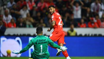  Alexis Vega scores his goal 1-0 of Toluca to Julio Gonzalez of Pumas during the 12th round match between Toluca and Pumas UNAM as part of the Torneo Clausura 2024 Liga BBVA MX at Nemesio Diez Stadium on March 17, 2024 in Toluca, Estado de Mexico, Mexico.