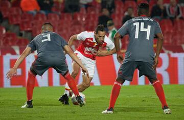 Con goles de Juan Roa, Jhon Pajoy y autogol de Eder Castañeda, Santa Fe venció al América en El Campín de Bogotá. Toma un respiro y escala en la tabla de la Liga.