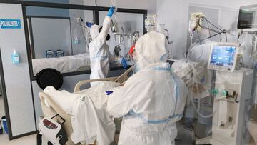 Sanitarios atienden a un paciente en la UCI covid de Torrecárdenas