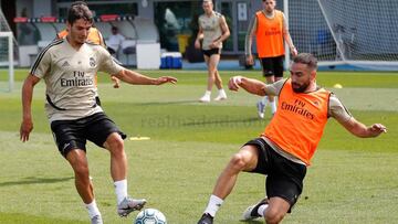 Dani Carvajal hace una entrada a Brahim en un partidillo durante el entrenamiento del Real Madrid, con Gareth Bale y Fede Valverde atentos al fondo.