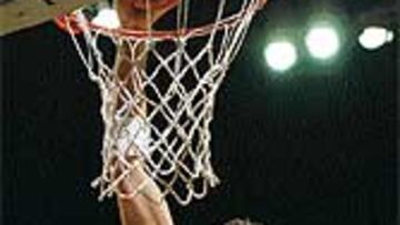 <b>POR ENCIMA.</B> Pau Gasol volvió a mostrarse superior al rendimiento de su equipo.