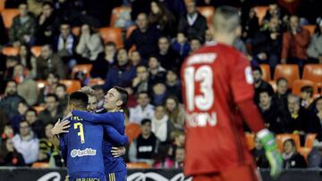 GRA206. VALENCIA, 03/01/2016. El centrocampista del RC Celta de Vigo, Daniel Wass (c), celebra con su compañero Iago Aspas (i) el tercer gol de su equipo ante el Valencia CF durante el partido de ida de octavos de final de la Copa del Rey jugado esta noche en el Campo de Mestalla. EFE/Manuel Bruque