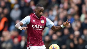 Jhon Durán en un partido de Aston Villa.