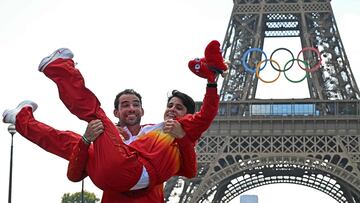 Winners Spain's Alvaro Martin (L) and Maria Perez pose on the podium after the mixed marathon race walk relay of the athletics event at the Paris 2024 Olympic Games at Trocadero in Paris on August 7, 2024. (Photo by Gabriel BOUYS / AFP)
