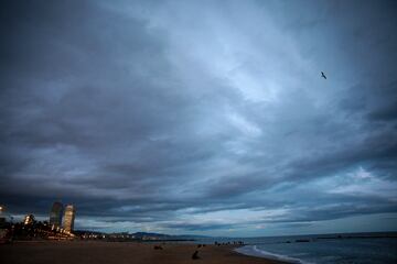 La gente pasea en la playa de la Barceloneta, a 16 de enero de 2023, en Barcelona.