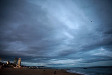 La gente pasea en la playa de la Barceloneta, a 16 de enero de 2023, en Barcelona.