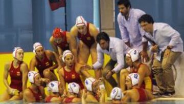 Miki Oca da instrucciones a las chicas españolas de waterpolo.